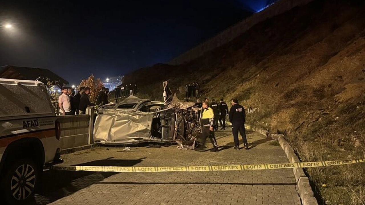 Erzurum'da hafif ticari araç şarampole devrildi: 2 ölü, 2 yaralı