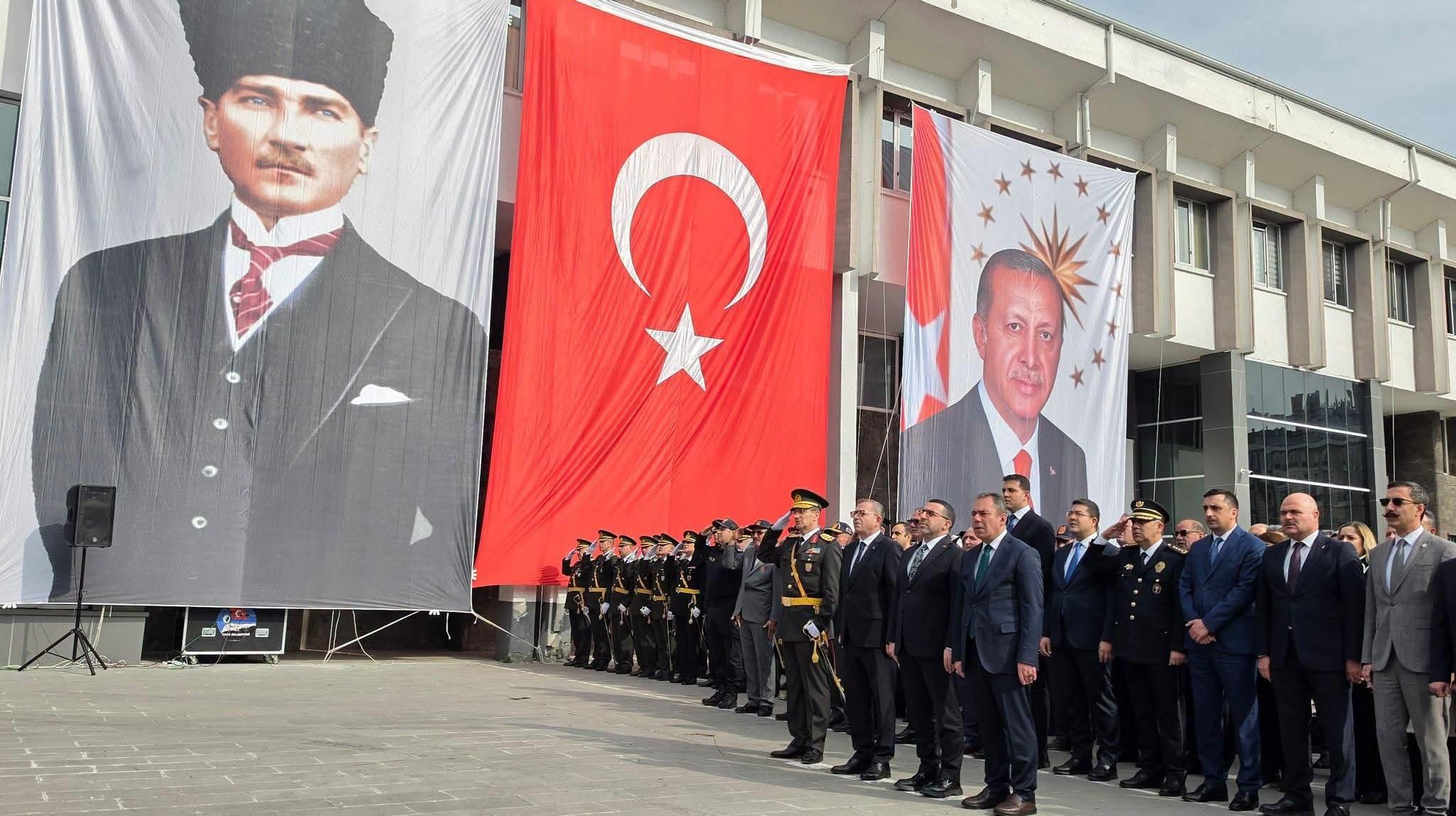 Kars'ta Cumhuriyet Bayramı coşkusu Atatürk Anıtı'na çelenk sunumuyla başladı