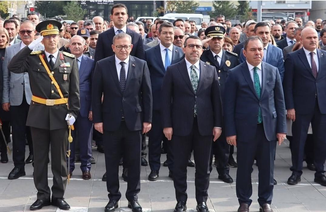 Kars'ta Cumhuriyet Bayramı coşkusu Atatürk Anıtı'na çelenk sunumuyla başladı