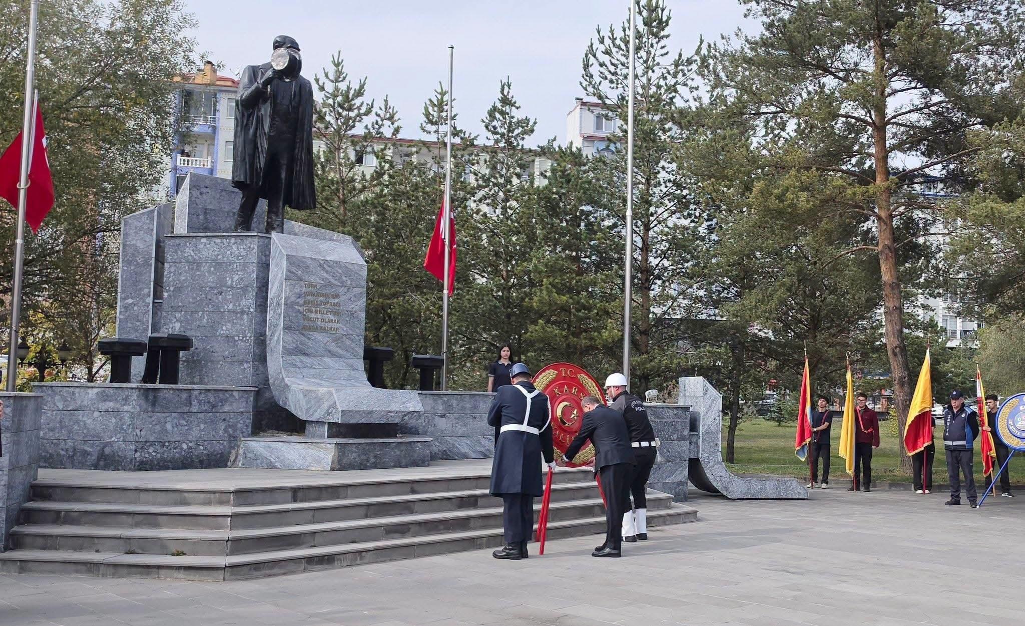 Kars'ta Cumhuriyet Bayramı coşkusu Atatürk Anıtı'na çelenk sunumuyla başladı