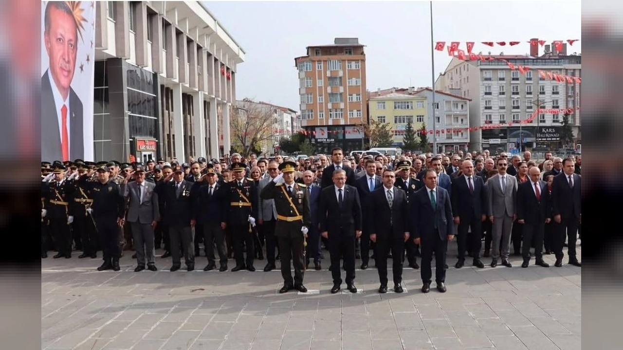 Kars'ta Cumhuriyet Bayramı coşkusu Atatürk Anıtı'na çelenk sunumuyla başladı