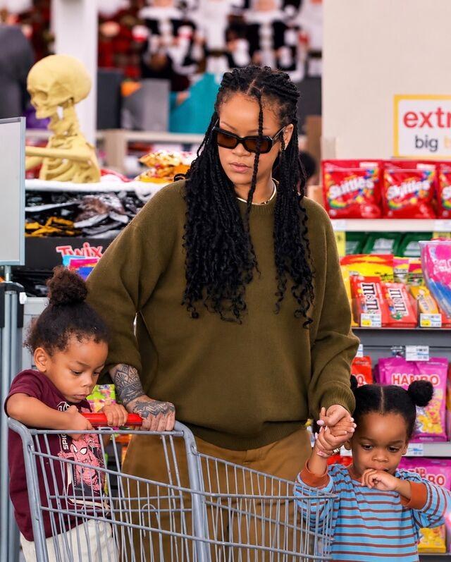 Rihanna Los Angeles'ta çocuklarıyla Cadılar Bayramı alışverişine çıktı