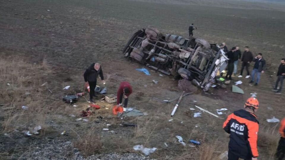 Van'daki trafik kazasında yaralanan polis memuru şehit oldu