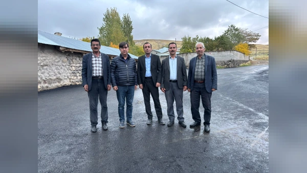 Adilcevaz'da köy yollarındaki sıcak asfalt çalışmaları incelendi