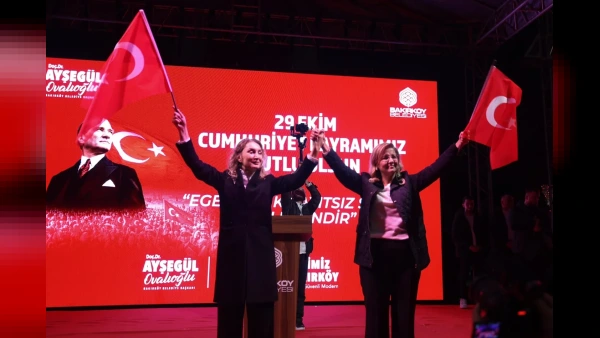 Bakırköy'de Cumhuriyet coşkusu: Binlerce kişi Fener Alayı'na katıldı