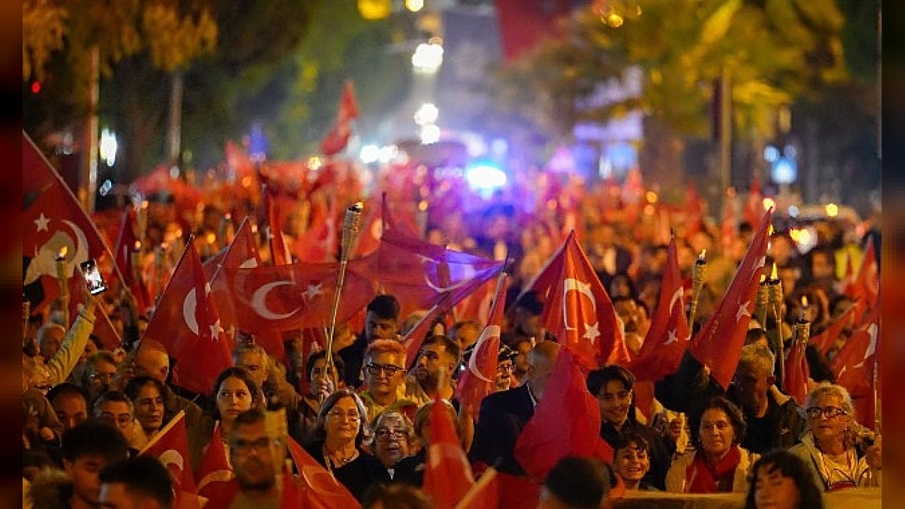 Didim'de 103. yıl coşkusu: Fener alayı ve Onur Akın konseri