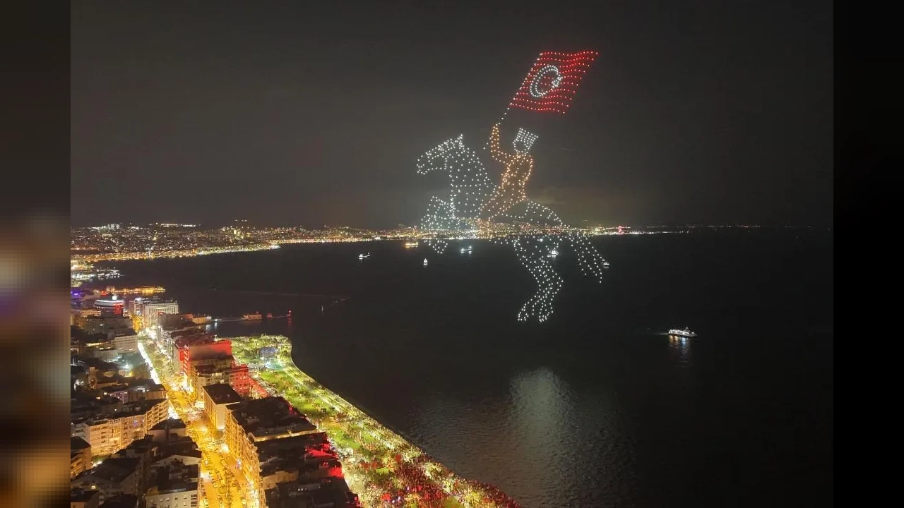 İzmir'de 29 Ekim coşkusu fener alayı ve dron gösterisiyle kutlandı
