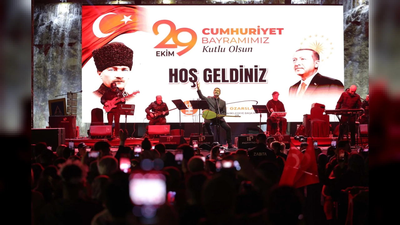 Keçiören'de Uğur Işılak konseriyle Cumhuriyet coşkusu yaşandı