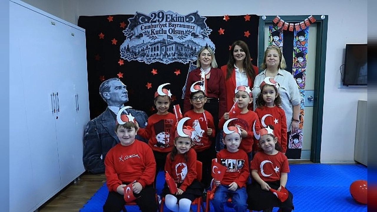 Konak'ta miniklerden 29 Ekim Cumhuriyet Bayramı kutlaması