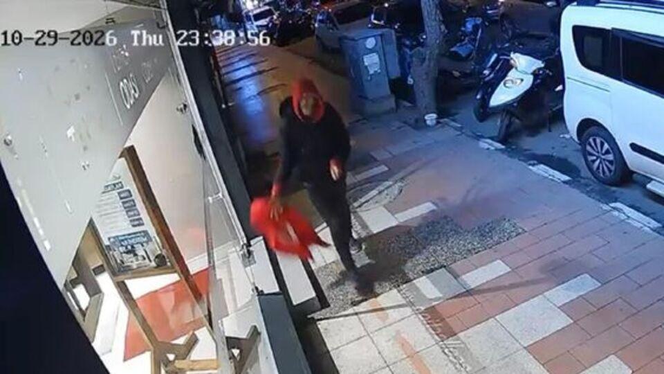 Türk bayrağını yere attı!