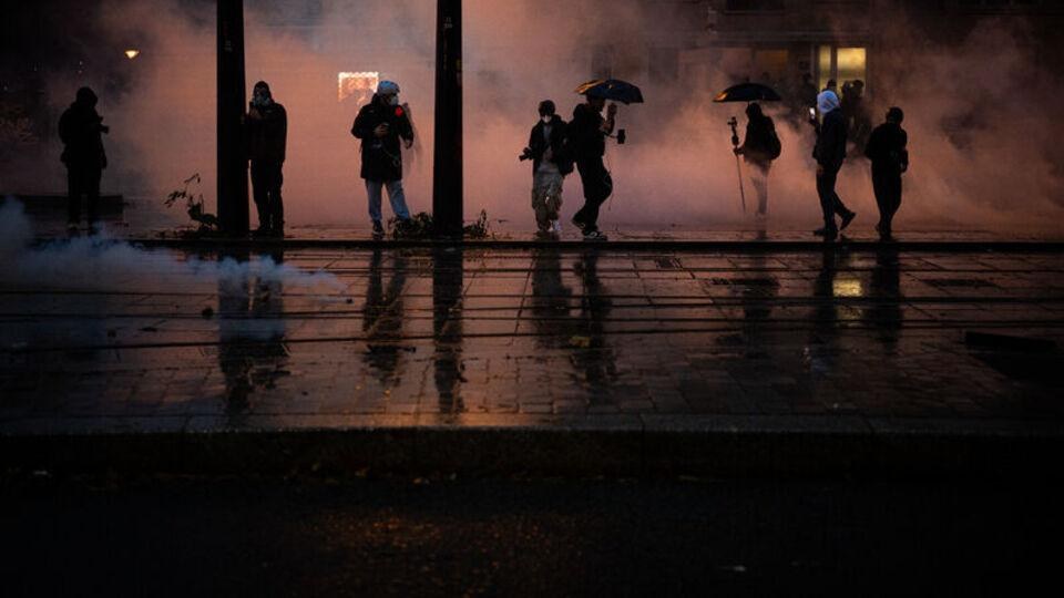 Paris'te sokağa çıkma yasağı ve gösteri güzergahı kısıtlaması