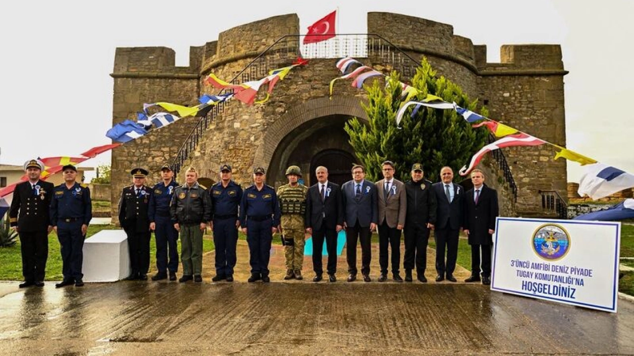 Çanakkale'de 3. Amfibi Deniz Piyade Tugayı sancağı teslim edildi