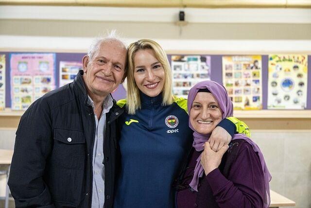 Gizem Örge anne ve babasının engelli kalma hikayesini anlattı