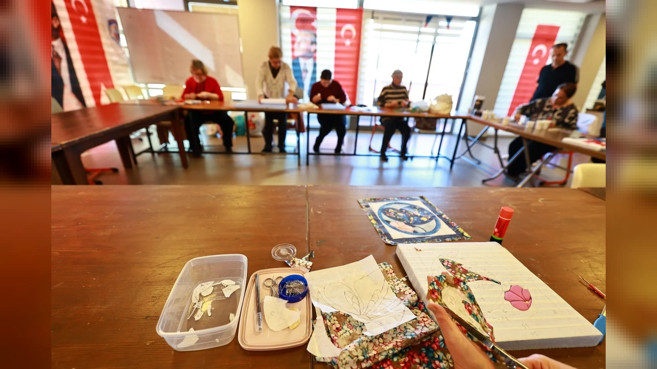 İzmir'de kadınlar geri dönüşüm ve el sanatlarıyla üretim yapıyor