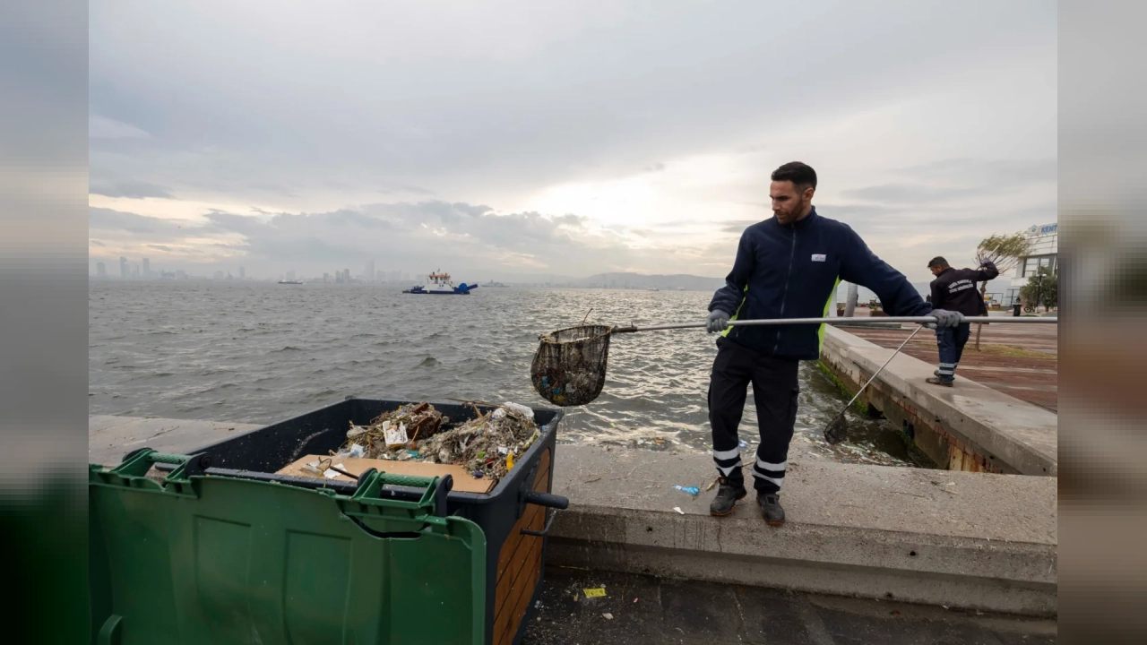 İzmir Körfezi'nde Temizlik Mesaisi: Yılda 1500 Ton Atık Çıkarılıyor