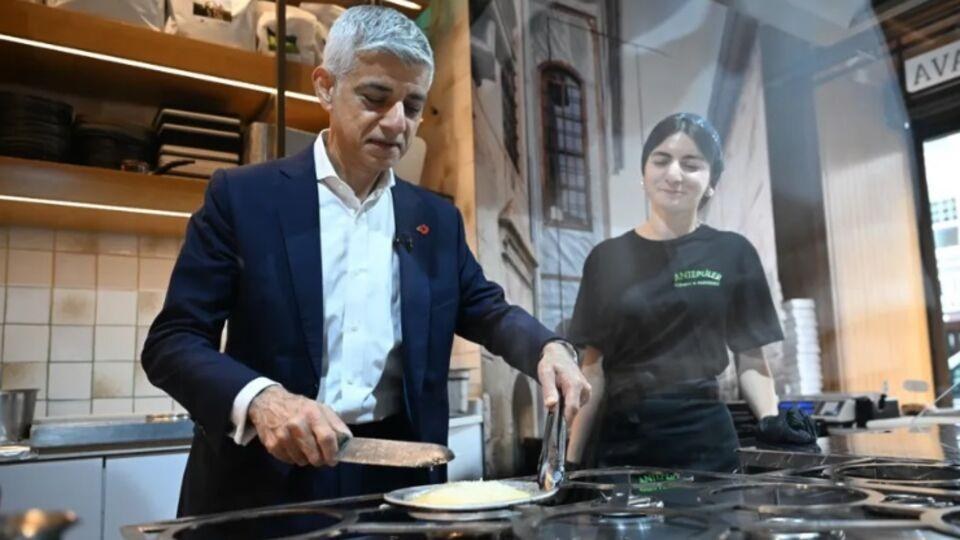 Türk restoranında künefe yaptı