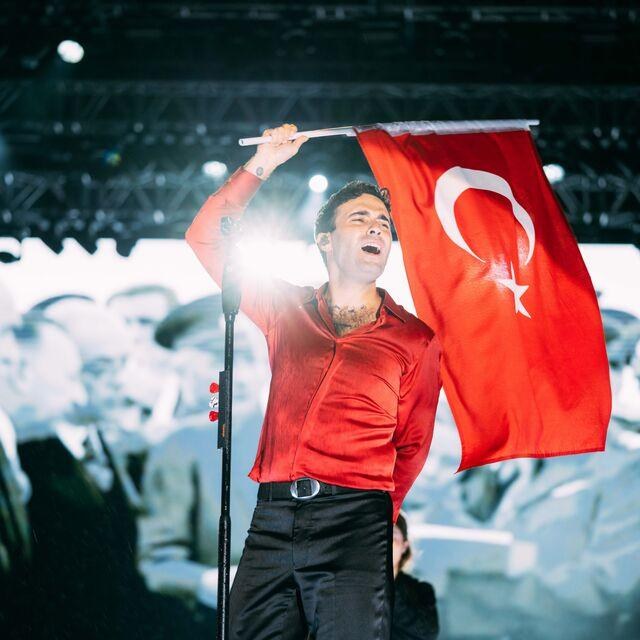 Yenikapı konserinde Mert Demir'e sahnesinde şaşırtan olay