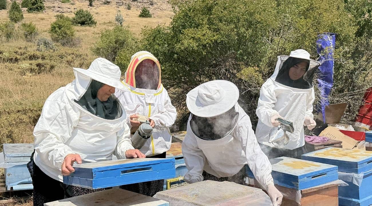Yahyalı’da kadın girişimcilerden tatlı başarı: 5 kovanla başladılar, 3 ton bal ürettiler!