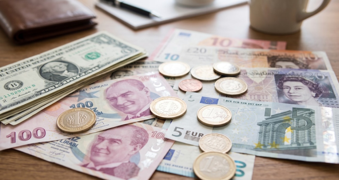 Dolar 47,95 TL’ye yükselirken Euro 56,13 TL ve Sterlin 65,43 TL’de rekor kırdı