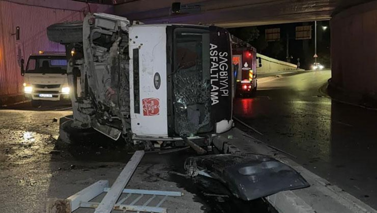 Avcılar’da Kontrolden Çıkan Asfalt Kamyonu Alt Geçide Uçtu: 1 Yaralı
