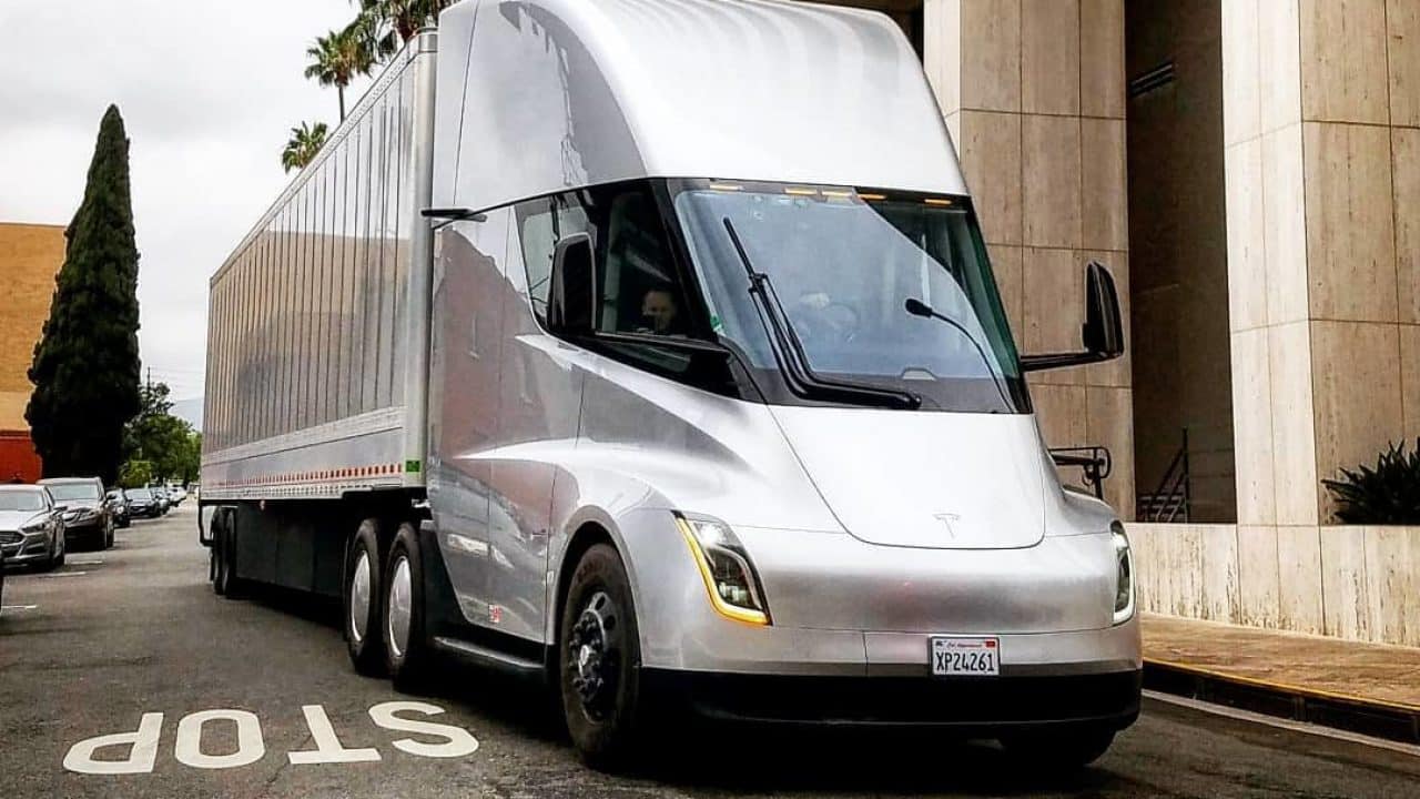 Elon Musk'tan beklenen Tesla Semi Truck açıklaması!