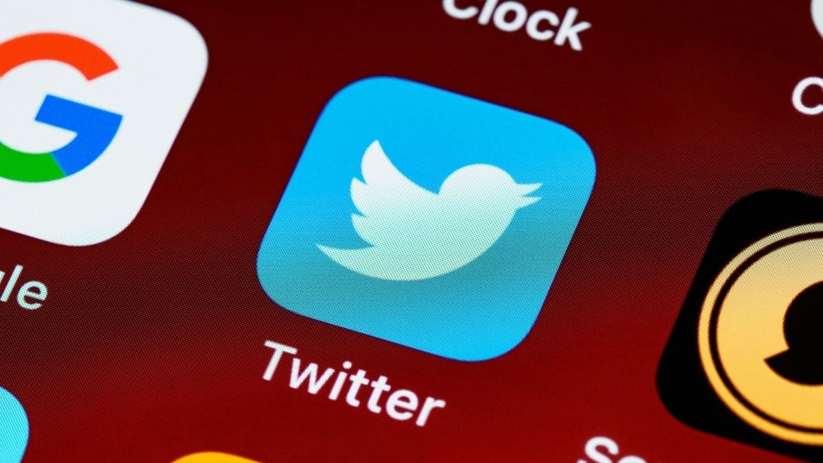 Twitter hesap onaylama aşamasında oldu.