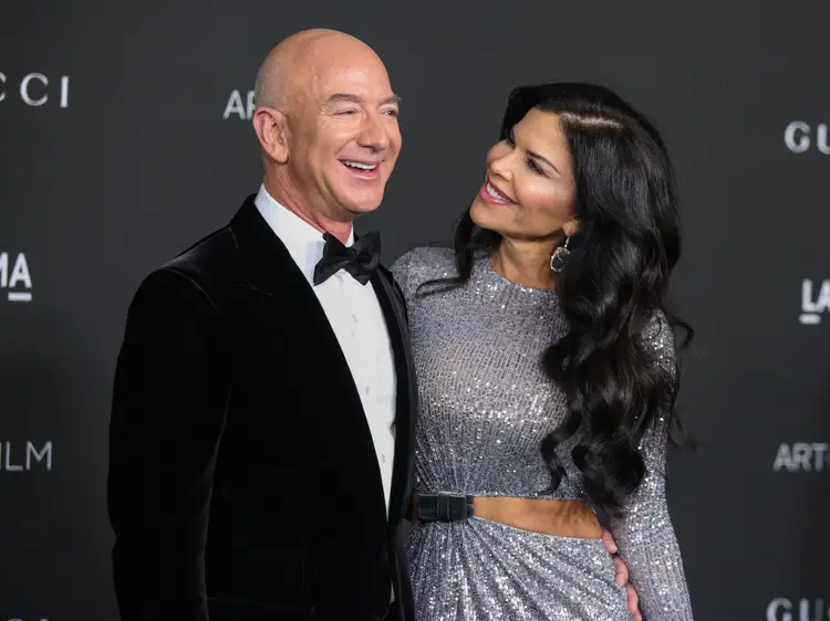 Jeff Bezos tekrar dünya evine giriyor