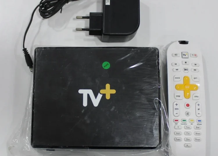 Turkcell TV+ Kutusu İçinde Olan Cihaz ve Kumandası